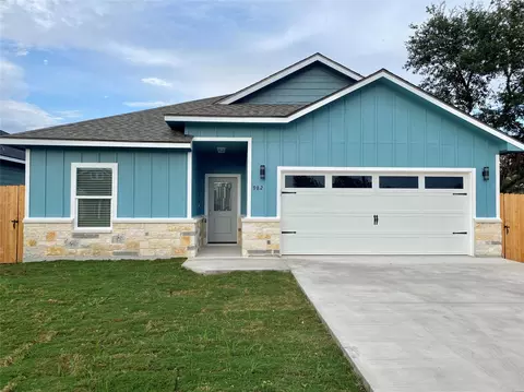 982 S Navarro, Giddings, TX 78942