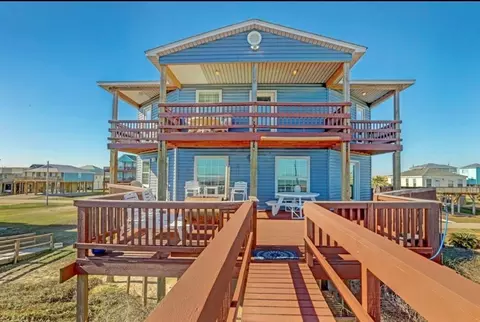 601 Wave Ct, Surfside Beach, TX 77541