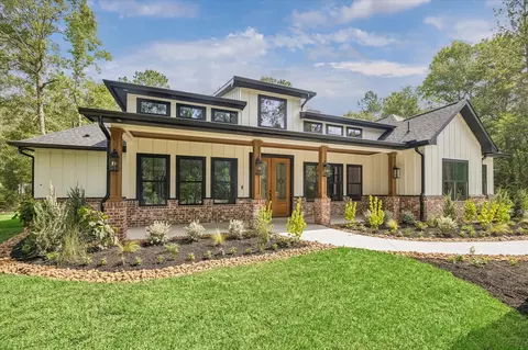 8707 Trotter Ln, Waller, TX 77484