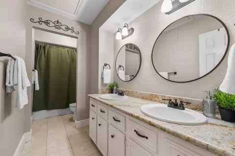 Bath - 9515 Oxted Ln, Spring, TX 77379 photo 3 of 3