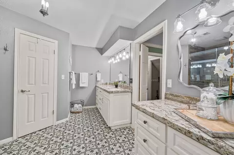 Bath - 9515 Oxted Ln, Spring, TX 77379 photo 2 of 3
