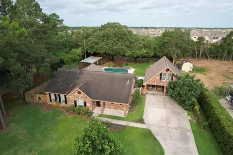 3430 W Meadow Ln, Dickinson, TX 77539