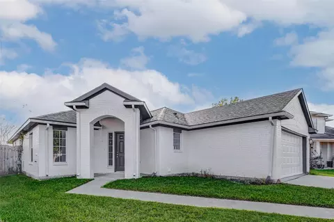 7027 Sun Creek Dr, Hitchcock, TX 77563