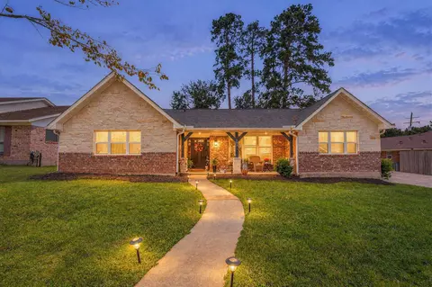 903 Northpine Dr, Conroe, TX 77301