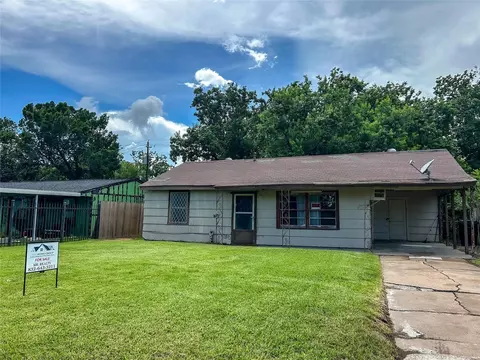 7810 Darnay Dr, Houston, TX 77033