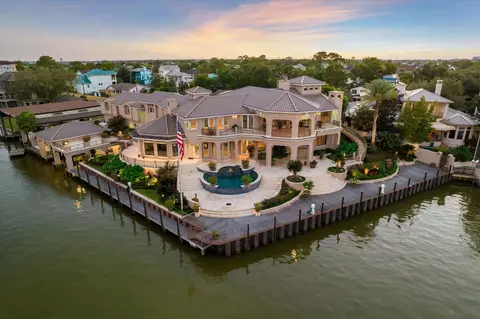 112 Bayou Ln, Kemah, TX 77565