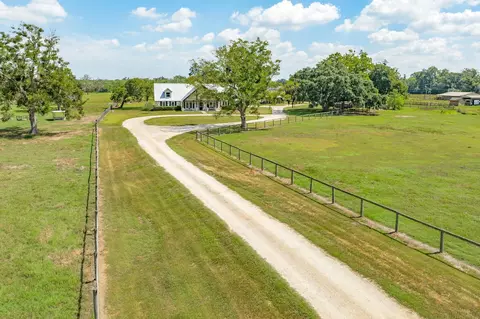 Exterior - 620 Brit Baily Blvd, Angleton, TX 77515 photo 5 of 14