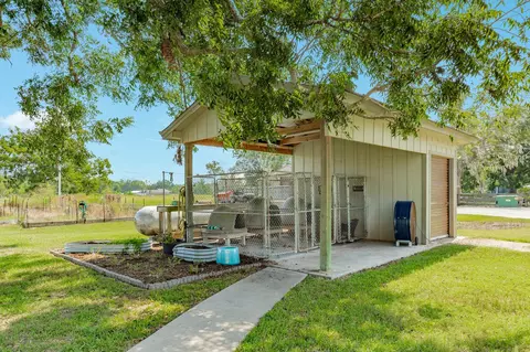 Exterior - 620 Brit Baily Blvd, Angleton, TX 77515 photo 12 of 14
