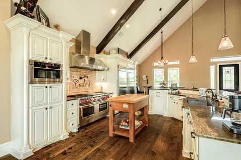 Kitchen - 620 Brit Baily Blvd, Angleton, TX 77515 photo 4 of 7