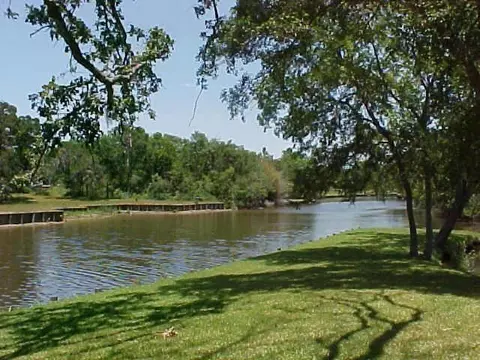 97 Avenue J, Dickinson, TX 77539