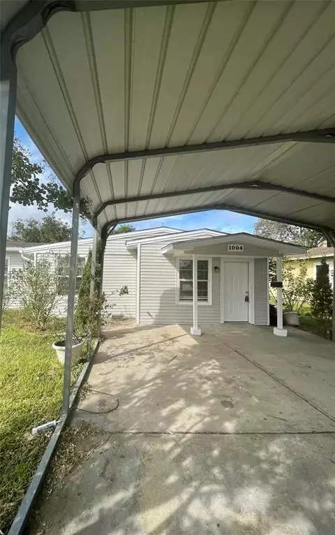 1004 S 2nd St, La Porte, TX 77571