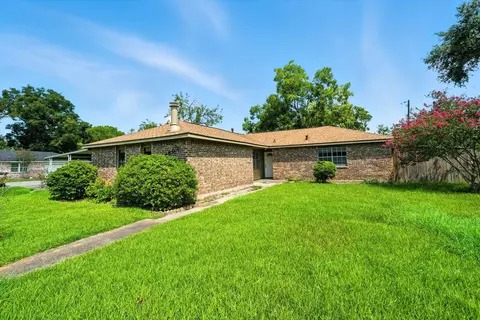4803 28th St E, Dickinson, TX 77539
