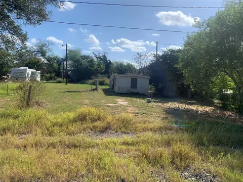 203 Palmetto St, Refugio, TX 78377