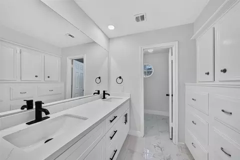 Bath - 707 Cranfield Ct, Katy, TX 77450 photo 5 of 6