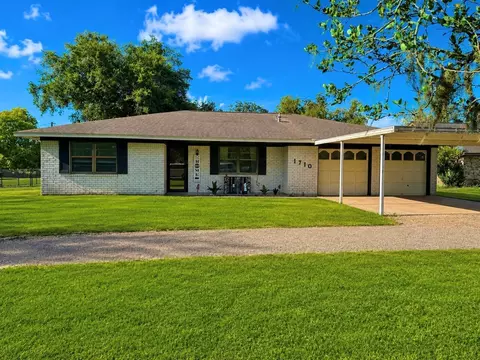1710 North Rd, Lake Jackson, TX 77566