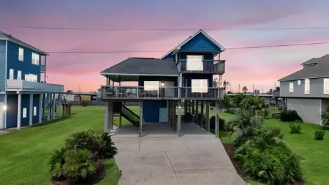 18115 Shaman Dr, Galveston, TX 77554