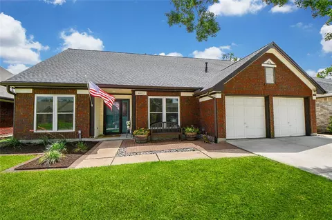 16022 Surrey Woods Dr, Friendswood, TX 77546