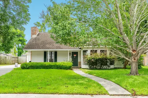 107 Mistletoe St, Lake Jackson, TX 77566