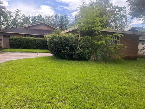 9610 Bob White Dr, Houston, TX 77096