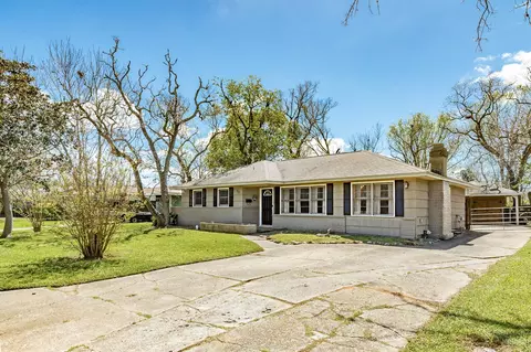 120 Palm Ln, Lake Jackson, TX 77566