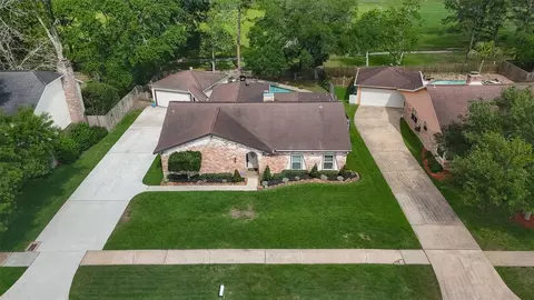306 W Castle Harbour Dr, Friendswood, TX 77546