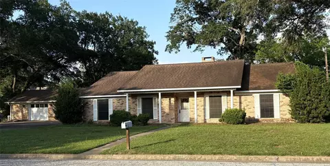677 N Fowlkes St, Sealy, TX 77474