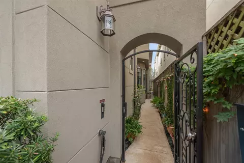 2026 Elmen St, Houston, TX 77019