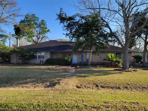 3 Ivy Ct, Jones Creek, TX 77541