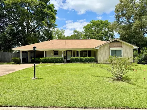 208 Robinhood Cir, Crockett, TX 75835