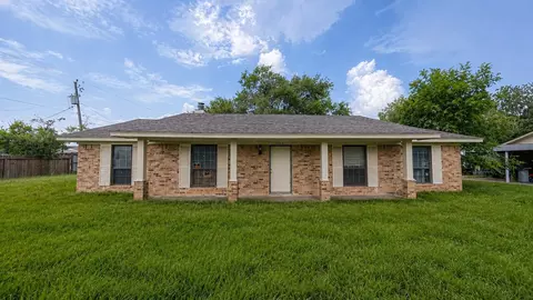 3410 Illinois St, Fresno, TX 77545