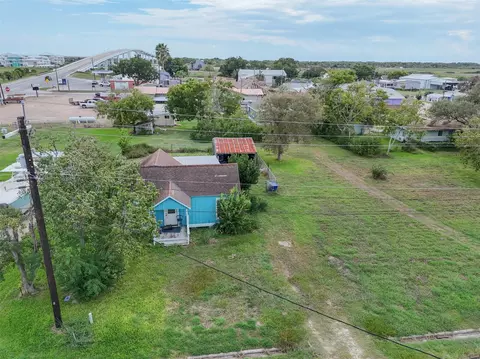 863 Lewis St, Matagorda, TX 77457