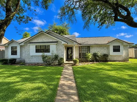 3 S Erik Dr, Angleton, TX 77515