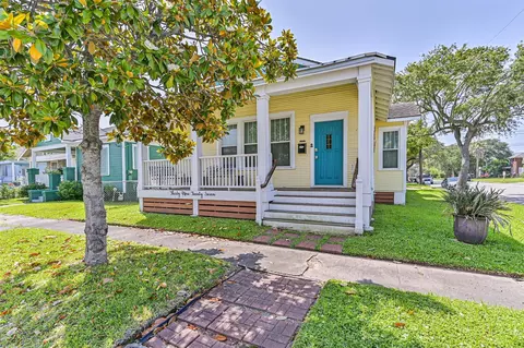 3927 Bernardo De Galvez Ave, Galveston, TX 77550