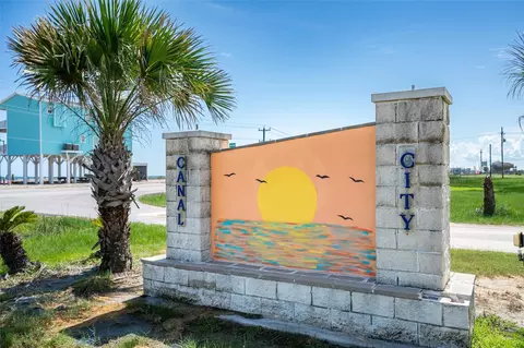 1464 Mabry St, Gilchrist, TX 77617