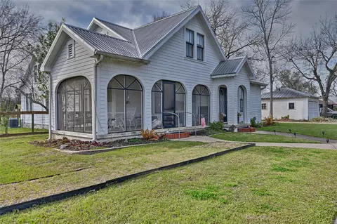 215 N Haupstrasse St, Carmine, TX 78932