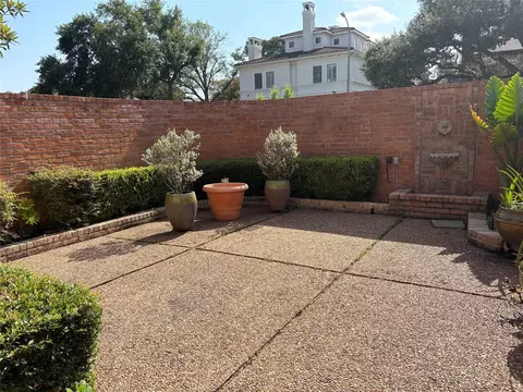 1422 Nantucket Dr #A, Houston, TX 77057