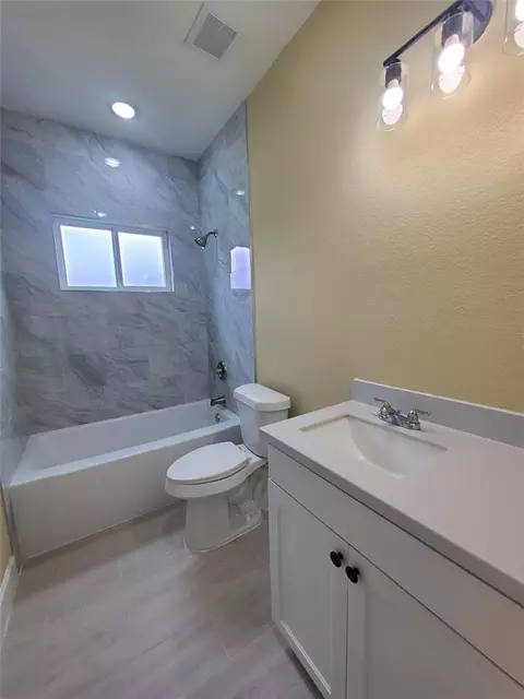 Bath - 1306 N 9th St, Conroe, TX 77301 photo 5 of 9
