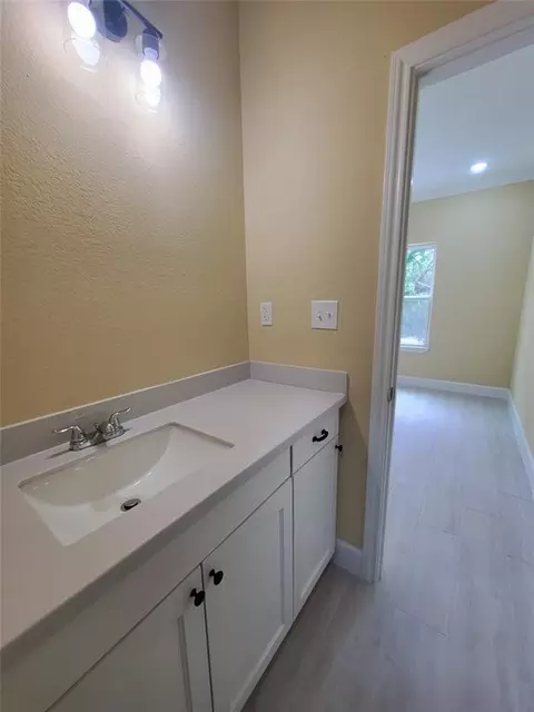Bath - 1306 N 9th St, Conroe, TX 77301 photo 8 of 9