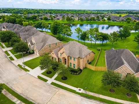 1915 Cayman Bend Ln, Pearland, TX 77584