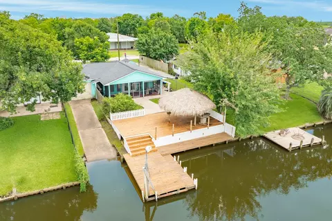 127 Bastrop Bayou Dr, Angleton, TX 77515