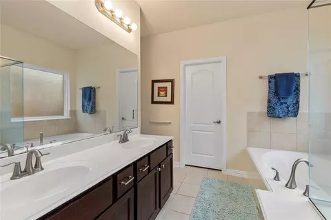 Bath - 68 Hallmark Dr, Conroe, TX 77304 photo 2 of 3