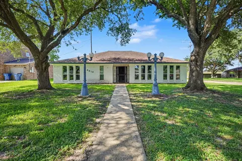 8319 Crestwood Dr, Texas City, TX 77591