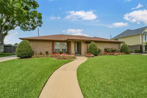 807 Green Belt Dr, Sugar Land, TX 77498