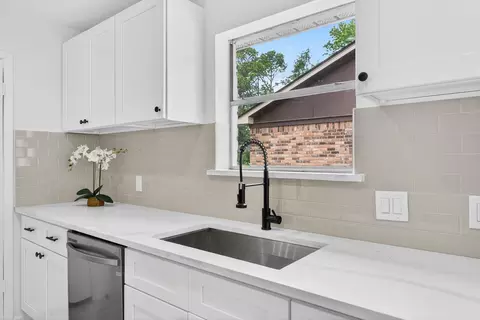 Kitchen - 24106 Spring Mill Ln, Spring, TX 77373 photo 3 of 6
