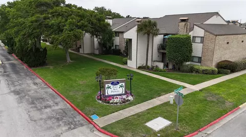 7014 N Holiday Dr, Galveston, TX 77550