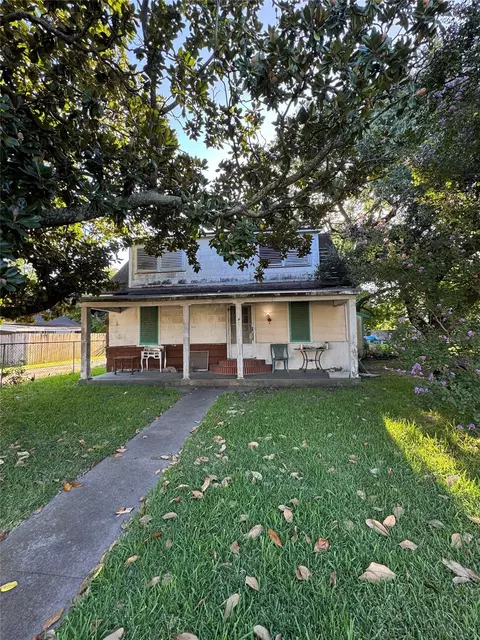 411 Martin Luther King Jr Dr, La Marque, TX 77568