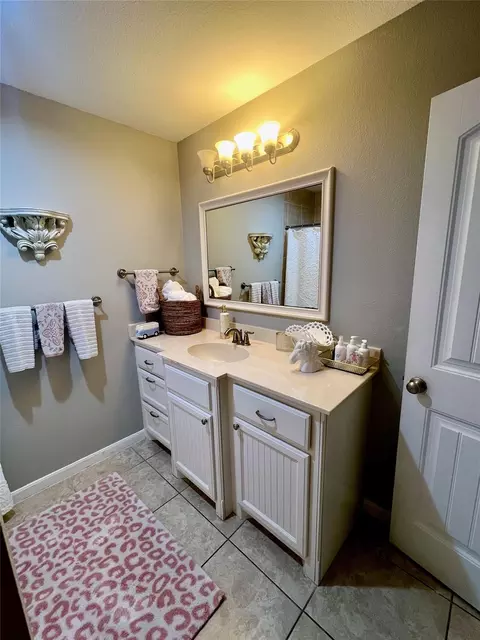 Bath - 13901 Hydra Ct, Willis, TX 77318 photo 4 of 6