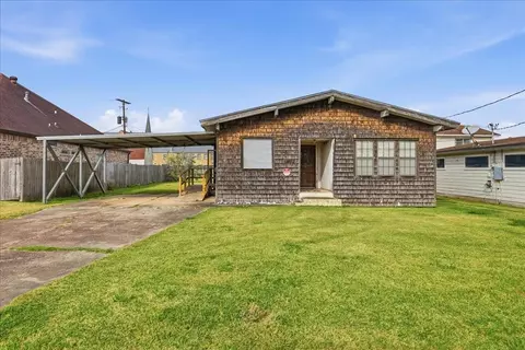 2126 7th St, Port Neches, TX 77651