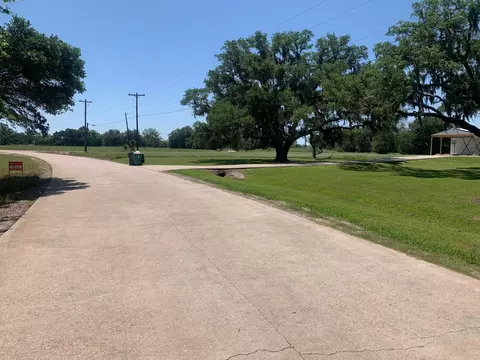1031 Mill Rd, Angleton, TX 77515 photo 6