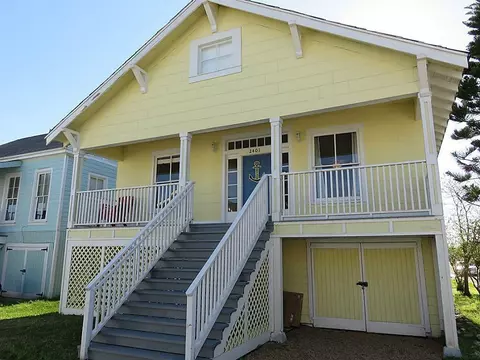 2401 38th St, Galveston, TX 77550